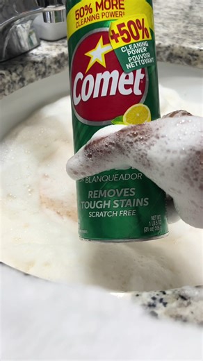 Simple combo💫 🍋💫 🌲 I found my tripod so the angle should be fixed next video 🙂‍↕️ but this sponge?? Cutting it in half.. my hand are to small for ts😐 and to the suds lovers i did as much as i could 🤭 #comet #asmr #asmrclean #asmrcleaning #asmrsuds #asmrspongesqueezing #suds #asmrcleaningvideo #pasteasmr #pasteplay #asmrspongesqueezing