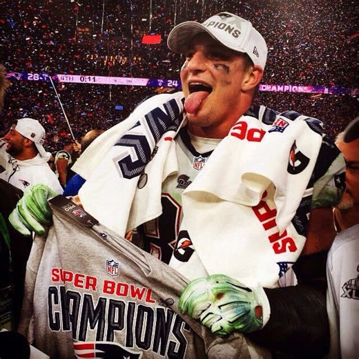 Rob Gronkowski didn’t just play tight end — he changed how defenses built game plans. You couldn’t cover him with a corner, he’d body them. You couldn’t leave a linebacker, he’d outrun them. And safeties? Too late once the ball was in the air. From the start with the New England Patriots, it felt unfair. Seam routes looked automatic, play-action became a nightmare, and in the red zone the defense already knew the ball was going to him… and still couldn’t stop it. His catch radius erased bad thro