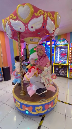 Karosel ini terlalu kecil 😁 #carousel #cute #fun #playground #trending #toys #toypark #funspot