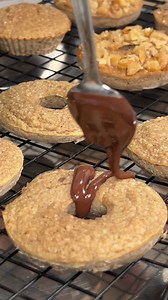 Para estas tardes lluviosas, estoy segura que se te antoja algún panecito dulce, así que te recomparto esta opción de unas donas de manzana, deliciosas y saludables. No te quedes con el antojo y tampoco con la culpa de comer algo rico 😋 | Cocina de Addy