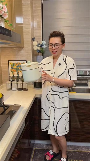 ✅ Ultra-durable ceramic inner pot: Antibacterial, scratch-resistant, at kayang tiisin ang mataas na init—mas matibay kaysa sa ordinaryong kaldero. ✅ Eksaktong temperature control: Rotary heat system para pantay ang luto, walang sunog o hilaw na parte. ✅ Ganap na electrical safety: High-grade insulation at may auto shut-off sensor kapag sobrang init—ligtas para sa buong pamilya. ✅ Low-smoke cooking: Pantay na heat distribution na nagpapababa ng usok ng mantika, presko at maaliwalas ang kusina. ✅ 