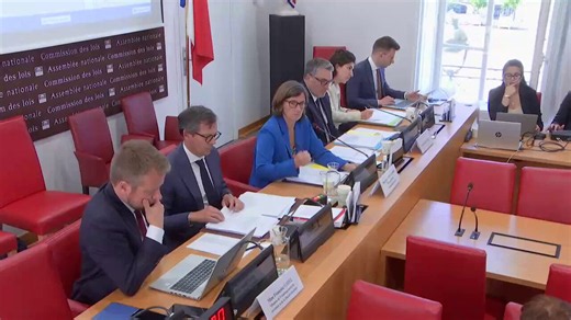 Pour une rédaction constitutionnelle claire et juridiquement sécurisée de l’autonomie corsePar cet amendement, nous proposons de supprimer la formule « ayant développé un lien singulier à la terre », introduite dans le texte constitutionnel. Cette notion nous paraît problématique à double titre : elle élargit inutilement le champ du texte et introduit une ambiguïté juridique susceptible d’affecter l’ensemble de la rédaction.En l’absence de définition précise, cette expression pourrait être inter