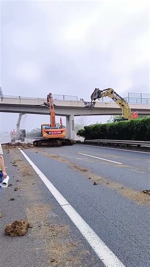 Demolition process of reinforced concrete overpass bridge