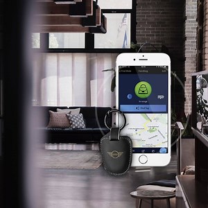 Schon wieder die Handtasche verlegt? Mit dem MINI FindMate behaltet Ihr das Wichtigste jetzt immer im Blick. Und so geht's: An der Handtasche oder dem Schlüsselbund befestigen und jederzeit durch ein akustisches Signal oder über das Smartphone orten! Mehr dazu auf: http://goto.mini.de/DAS_KANN_MINI_CONNECTED | MINI