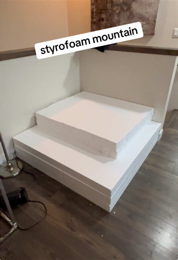 Construyendo una montaña de poliestireno para Navidad