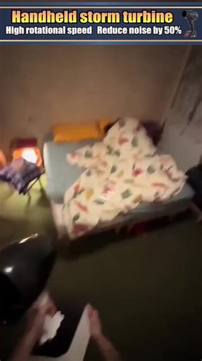 This electric snow blower fan generates hurricane-force winds – it...