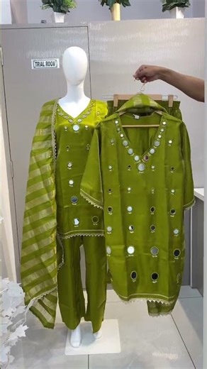 THE PERFECT BLEND OF TRADITIONAL MIRROR WORK AND MODERN ELEGANCE.|