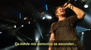 Imagine Dragons con "Demons" (2012) canción que retrata el sufrimiento interno que provoca vivir con depresión y ansiedad por la propia experiencia de Dan Reynolds su vocalista diagnosticado con depresión desde muy joven /// Imagine Dragons /// Demons (subtitulada) | Musica & Letras