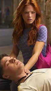Kami is walking and becomes desperate when she sees Lucas passed out. #donademim #novela #novelas...