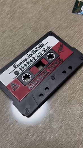 🎧 Cinta Stranger Things impresa en 3D – Edición Max 🎧 No es solo una figura, es una experiencia. Esta cinta inspirada en Stranger Things, impresa en 3D, está dedicada a Max, uno de los personajes más icónicos de la serie. Incluye un código de Spotify funcional que, al escanearlo, reproduce la canción de Max, la misma que la acompaña en la serie. Un detalle único que mezcla nostalgia, música y diseño, perfecto para fans de Stranger Things. ✔ Diseño cuidado y lleno de detalles ✔ Música real vinc