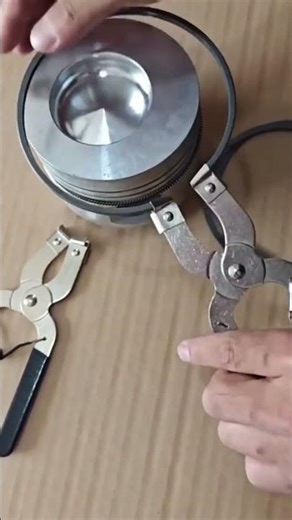 Clever installation process of piston rings using specialized tools