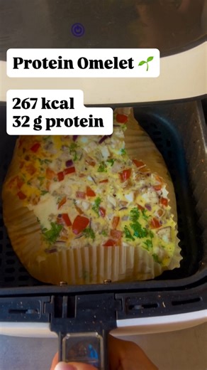 🍳 Airfryer Protein Omelet med 32 g protein 💪🏼 ⚡ Næringsindhold 1 portion: 🔥 267 kcal 💪 32 g protein Opskrift: 🥚 3 medium æg 🍗 60 g kyllingetern (bryst) 🧅 Kvart løg, hakket 🫑 Kvart peberfrugt i tern 🌿 Håndfuld frisk persille 🧂 Salt, peber chili efter smag 👩‍🍳 Fremgangsmåde: Se video ✅ Airfryer 180°C i 7 min, til æggene er faste og let gyldne. Top evt. med avocado og nogle tomatskiver. #personligtræner #kostvejleder #sylviakekec #sundmad | Personlig Træner - Sylvia Kekec