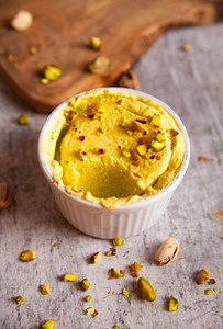 COMPARTE EL MEJOR HELADO DE PISTACHO sólo son 3 ingredientesUn rico de helado Sin azúcar 🥰⁣Hoy preparamos este helado cremoso de pistacho super fácil y te prometo que su sabor es pura magia y super ¡saludable!Dale LIKE GUARDA este helado fácil natural y ❤️ ETIQUETA con quién lo compartirías por qué te va a encantar.Ingredientes:200 g de yogur griego40 g de pistachos pelados2 cdas de miel 1- Dejar los pistachos en remojo 2h y escurrir. Triturar los pistachos con e yogur y la miel. 2- Colocar la 