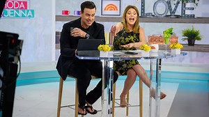 Carson Daly just loves to wear his flip-flops