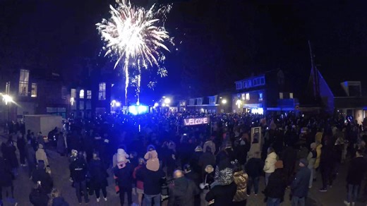 4.7K views · 68 reactions | 朗 Over 3 weken toveren we 'de Hoek' in Nieuwveen weer om voor de 15e editie van de Kindervuurwerkshow! Zin in! 欄 De show wordt mogelijk gemaakt door een groot aantal lokale sponsoren. Wil je met jouw bedrijf ook een steentje bijdragen? Neem dan contact op via info@kindervuurwerkshow.nl. 類 Hou deze pagina goed in de gaten voor alles wat je moet weten! Pyro-kids, praktische info en nog veel meer! | Kindervuurwerkshow op 'de Hoek' | Facebook