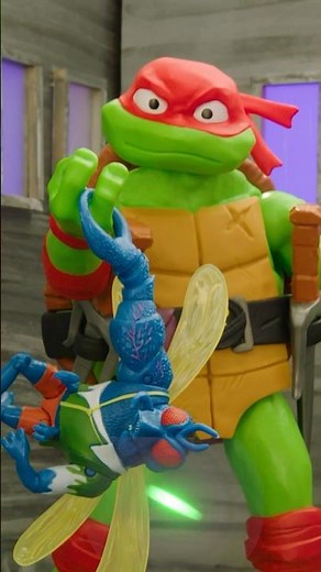 Superfly turns Raph into a GIANT Ninja Turtle! | TMNT Toys | Toymation