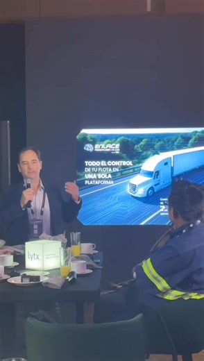 #EnViVoTyT desde la Expo Transporte Anpact. Marcos Valencia, Channel Sales Manager de #Lytx, expone durante un desayuno exclusivo con transportistas cómo la alianza con Tecnomotum ha ayudado a mejorar la seguridad en los vehículos de carga en México a través de la IA. #RevistaTyT, #TyT. | Revista Transportes y Turismo