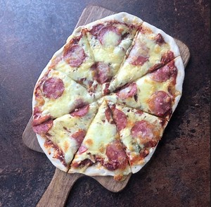 Mājās cepta pica! 🍕Tās būs vakariņas, kurās smaržos visa virtuve! Gatavojot kopā ar ģimeni, lielisks laiks garantēts ❤️ Picas recepte sākot ar mīklas mīcīšanu līdz pat siltas kraukšķīgās garozas baudīšanai 👉http://bit.ly/recepte-picai | Rimi Latvija