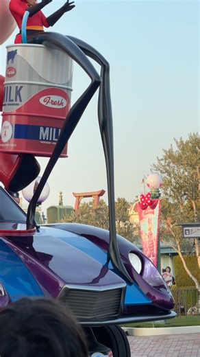 This float in Tokyo Disneyland's Harmony in Color parade was on another level. #tokyodisneyland #tokyodisney | Sarah Sterling