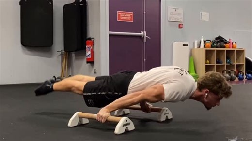 Adrien SW on Instagram: "3 combos planche très cool ! J’me sentais vraiment fort ce jour là (c’était le 8 novembre, séance dont j’ai déjà posté un combo, celui avec les around the world). Donc voilà c’est cadeau pour les amateurs de formats « long » sans montage (le rythme de mes combos colle étrangement à celui de la musique, donc j’ai même pas eu besoin de faire de retouche). Et puis ptit message que j’ai envie d’écrire (sans contexte) : on s’en fou du niveau ou de ce que pensent les autres, q