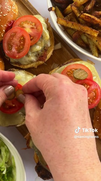 FIVE GUYS FAKEAWAY…. 🔥 What do you have in yours? I flippin love 🧅 and 🥒 👌 #easyrecipes #recipehacks #dinnerideas #foodtiktok