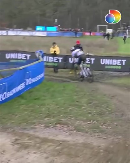 It all went wrong for Tom! 🫨 Throwback to GP Sven Nys Baal 2023 which saw Tom Pidcock crash out of the lead 😥 | TNT Sports