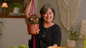 41K views · 927 reactions | 淋 MATERIAIS: - Fita métrica - Tesoura - 8 bolinhas de madeira - Argola de 5cm de diâmetro - 1 linha fina - 4 barbantes de 1,50m - 2 barbantes de 60cm Descubra como fazer um Suporte de Planta Regulável em macramê com este tutorial passo a passo simples e detalhado! Aprenda a criar um suporte moderno e funcional que se adapta a diferentes tamanhos de vasos, usando técnicas acessíveis de macramê. | Osana Macramê | Facebook