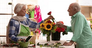 Queen Bees - Movie 2021  - Dir. Michael Lembeck | Filmelier