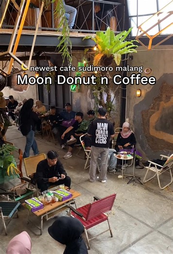 newest cafe di sudimoro malang nih guys punya kak @bulanshining. first ubee japan donut in malang juga nih. jungle industrial cafe concept yang buka dari jam 7 pagi omg😋🍩 📍Moon Donut n Coffee @moondonutncoffee #cafemalang #malang #spilldill #malang24jam #bulanshining