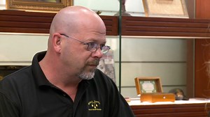 A woman brings in a gorgeous Jackson guitar painted and signed by Def Leppard's Phil Collen, and the man himself swings by to take a look. | Pawn Stars on History