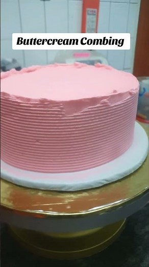 How To Comb A Buttercream Cake Smoothly Using A Cake Comb #youtubeshorts