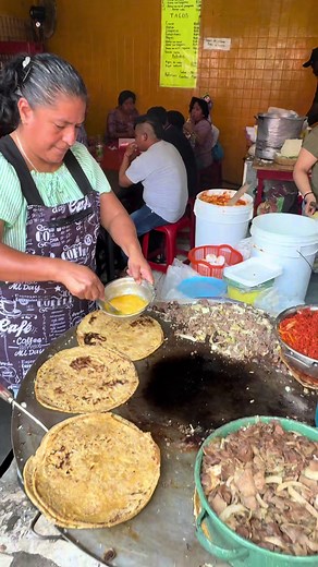 Así te preparan un sope gigante de huevo #sopes #gigantes #foodie #viral #fouryoupage