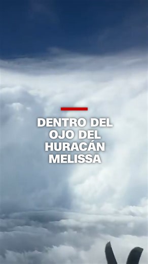Un video grabado el 26 de octubre por un cazador de huracanes muestra cómo es el interior del ojo del #huracán Melissa. | CNN en Español