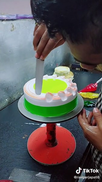 How to Decorate a Cake with Icing Techniques