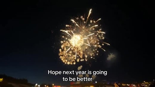 @voctyx on Instagram: "1992年发行的西班牙塞维利亚二人组Los del Río的歌曲🎶，最初在西班牙获得了人气🇪🇸， 随后传播到拉丁美洲和美国🌎，成为全球范围的超级热门曲目🔥。 这首歌爆发式流行的契机正是1996年亚特兰大奥运会🏅。 当时美国女子国家体操队的表演🤸‍♀️通过全球直播📺，与《Macarena》欢快的节奏💃完美融合，使这首歌的人气迅速飙升📈。 结果，在1996年，《公告牌》Hot 100榜单上连续14周夺得第一名🏆，创造了历史纪录📝，并在年末榜单上位列第一✨，同时在《公告牌》有史以来榜单上也升至第8名🥳，创造了巨大纪录。 尤其值得一提的是，这首非英语外语歌曲🌐在美国市场取得如此成功的案例，即便现在也屈指可数👏。 另一大成功因素是其令人上瘾的舞蹈🕺。简单但突出腰部动作的舞步，当时受到了男女老少👨‍👩‍👧‍👦的广泛欢迎，让全世界的人都想尝试模仿🤩。 《Macarena》成为90年代代表性的全球文化现象🌟，也是跨越世代的回忆金曲💖。 ▶ 大家是否还记得，在派对🎉上大家一起手舞足蹈、配合腰部动作跳《Macar