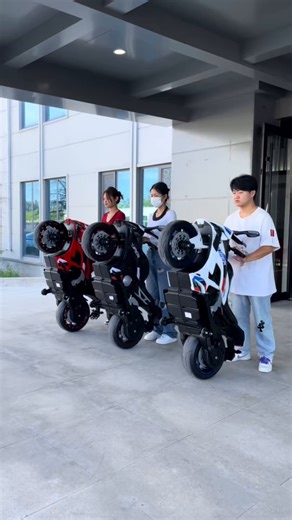 孩儿乖玩具车造型独特，像未来战车，充满科技感。