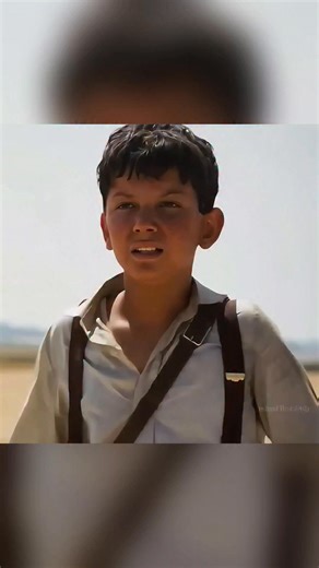 Yakalanırsa… geri dönüşü yok. Issız topraklarda tek başına kaçan bir çocuk. Peşinde acımasız adamlar… ve saklanacak hiçbir yer yok. Umudunu kaybetmek üzereyken karşısına çıkan sessiz bir yabancı, bu kaçışı bir hayatta kalma savaşına dönüştürür. Güneş kavurur, korku yaklaşır… ve her adım yakalanma ihtimalidir. 🎬 Film: Intemperie – Out in the Open 🎭 Tür: Dram, Gerilim, Western 🔞 Yaş Kitlesi: 16 ⭐ IMDb: 6.9 Bazen özgürlük… sadece bir adım daha kaçabilmektir. #intemperie #outintheopen #gerilimfil