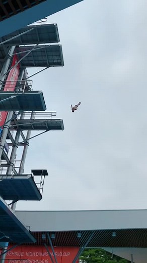 Diving Fail: Constantin Popovici's Painful Sound Reaction