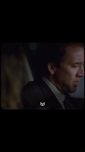 Derece Film on Instagram: "Adaptation (2002) Senarist Charlie Kaufman, gerçek bir kitabı sinemaya uyarlamaya çalışırken kendi yetersizlikleri, takıntıları ve korkularıyla boğuşur. Hikâye ilerledikçe senaryonun sınırları çözülür; yazma süreci filmin kendisine dönüşür. Charlie’nin hayali ikiz kardeşi Donald ise onun tam tersi bir özgüvenle hareket eder ve bu karşıtlık, yaratım sancısını daha da görünür kılar. Film, yaratıcılık baskısını, başarısızlık korkusunu ve anlatının kendisiyle hesaplaşmasın