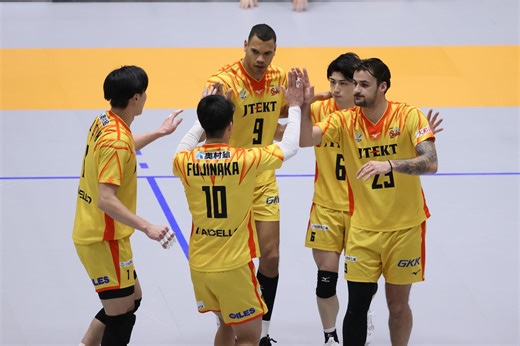 CIRCUS MODE ACTIVATED 🎪 TJ Defalco 🇺🇸 sets it from OUTSIDE the antenna, bending the angle back in play… and Stephen Boyer 🇫🇷 finishes with an almost slide💥🤾‍♂️ Pure awareness and chemistry ✨ 🏐 #Volleyball #SVLEAGUE | Volleyball World