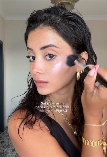 ✨✨ #reklamyokturr @wetnwildbeauty markasının Hello Hola Aydınlatıcı Allık ikilisi 💖 #allık #highlight #highliterönerisi #allıkönerisi