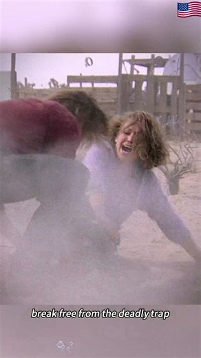 🐛🔥 Tremors (1990) | Val’s Desperate Rescue From the Underground Monster! 😱🌵#shorts #movie