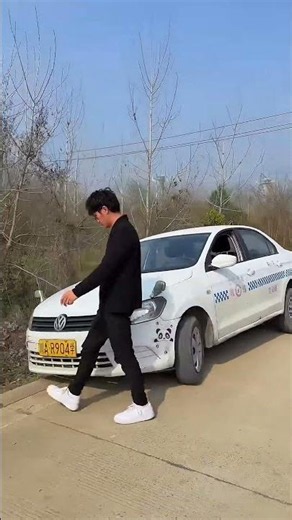 Drivers teach you how to quickly save yourself when your wheels fall off a bump#drivingskills