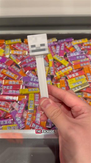 Showing Minecraft skeleton PEZ dispenser #pez #pezcandy #pezdispensers #unboxingtoys #minecrafttoys