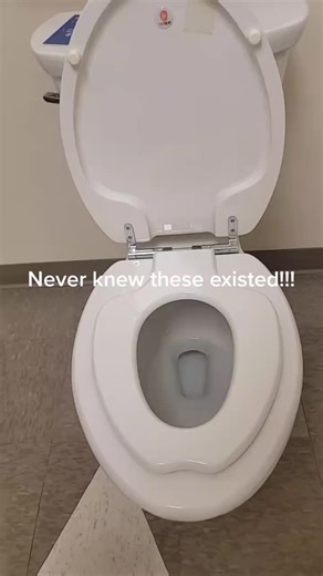 I never knew these toilet seats existed with a little seat for kids!! That's fantastic for potty training!! #kids #pottytrainghack #pottytrainningmom #pottytraininngtips #toilet