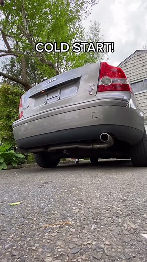 Volvo S40 Cold Start Revving Video