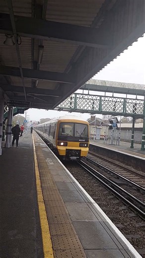 Southeastern Class 465 arriving into Grove Park
