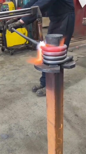 welding the iron and then bending it manually #shorts