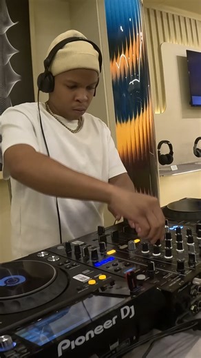 Academy Of Sound Engineering x Proaudio – Student Confidence On The Decks Progress looks good when passion meets the right tools. At the AlphaTheta Experience Centre, Academy of Sound Engineering students are building real confidence behind the decks — learning the art, technique, and mindset that define professional DJs. Education meets experience, and the results speak for themselves. Music by arnaud136 from Pixabay #AlphaTheta #ProaudioSA #DJTraining #DJAcademy #PioneerDJ #AcademyOfSoundEngin