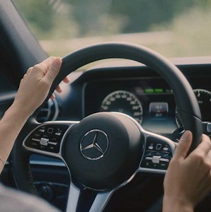 Die Klimaanlage in eurem Mercedes-Benz filtert Partikel aus der Luft und sollte regelmäßig gereinigt werden, um eine gute Luftqualität im Fahrzeuginneren zu gewährleisten. Informiert euch jetzt, wann bei eurem Fahrzeug der richtige Zeitpunkt für eine Klimaanlagenreinigung oder für den Wechsel des Innenraumfilters ist. ▶️ mb4.me/termin_buchung | Mercedes-Benz Deutschland